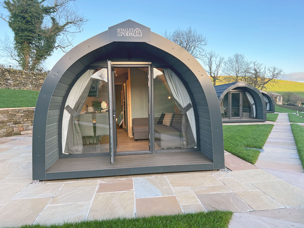 luxury-glamping-pod-black-moss